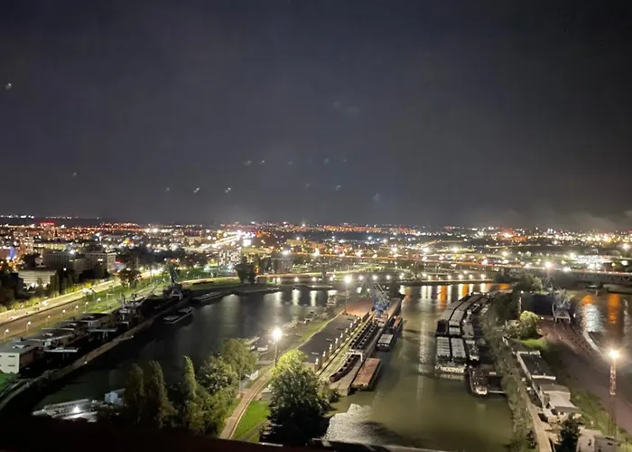 Eurovea Tower - Unikat Na Dunaji براتسيلافا